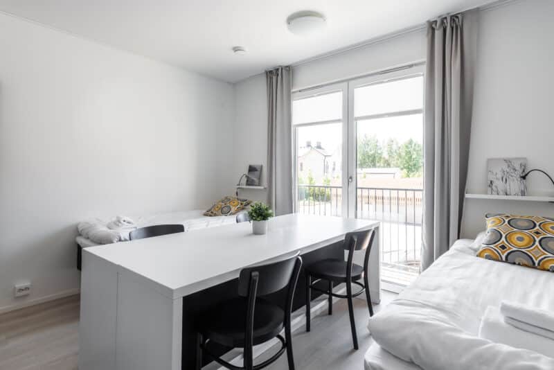 Hiisi Homes Turku Fleminginkatu - Perhestudio | 2 erillistä vuodetta | Tablebed