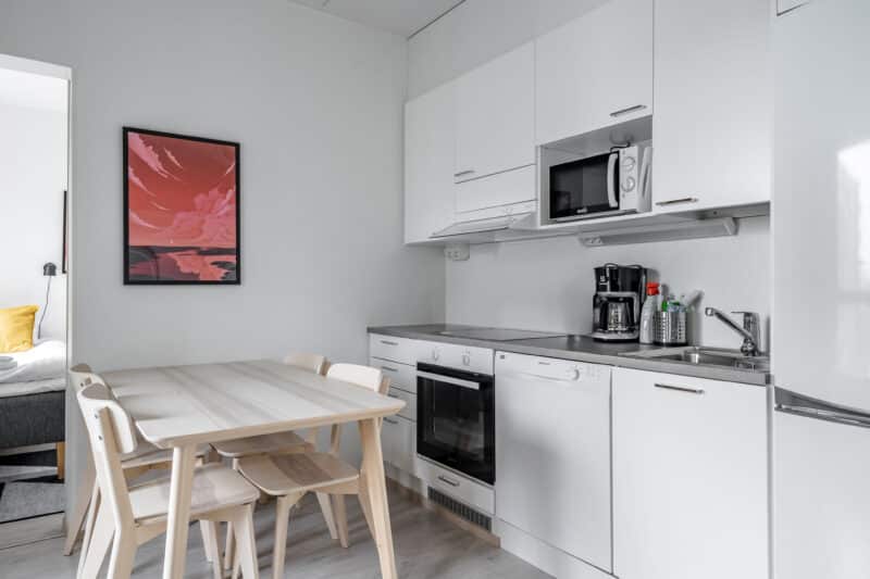 Hiisi Homes Turku Ratapiha - Standard-huoneisto, 2 makuuhuonetta, parveke | 3 sänkyä | 2 nojatuolia