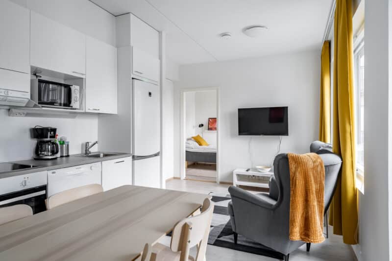 Hiisi Homes Turku Ratapiha - Standard-huoneisto, 2 makuuhuonetta, parveke | 3 sänkyä | 2 nojatuolia
